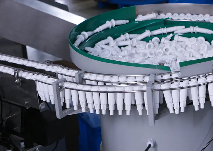 How does the switch lotion pump automatic assembly machine handle the assembly of components like the nozzle, collar, and switch parts?